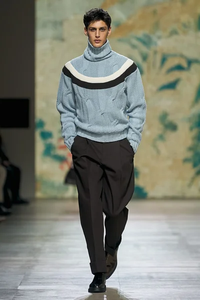 Look 10